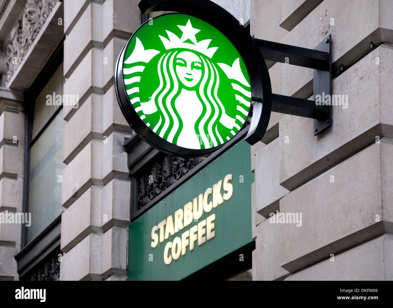 London, England, Vereinigtes Königreich. Starbucks Coffee Shop anmelden, Piccadilly Stockfoto