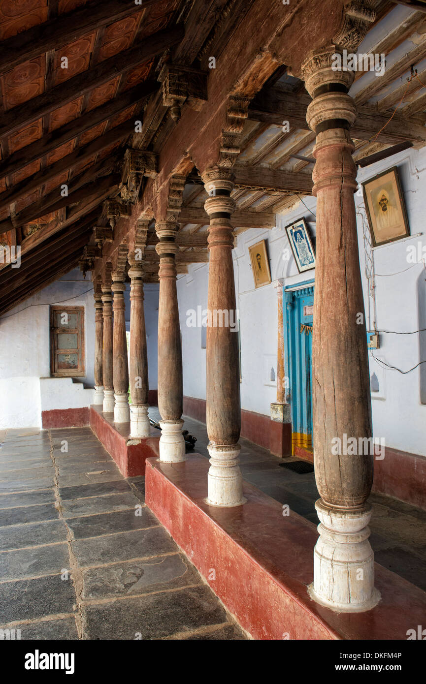 Traditionelle südindische Haus mit großen Säulen Holzveranda. Andhra Pradesh, Indien Stockfoto