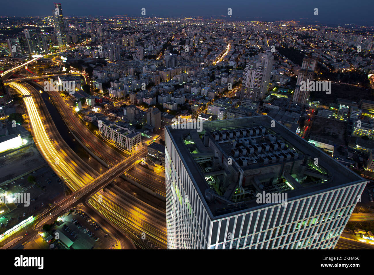 Luftaufnahme von Tel Aviv, Israel auf der Suche nach Norden. Azrieli Turm im Vordergrund Stockfoto