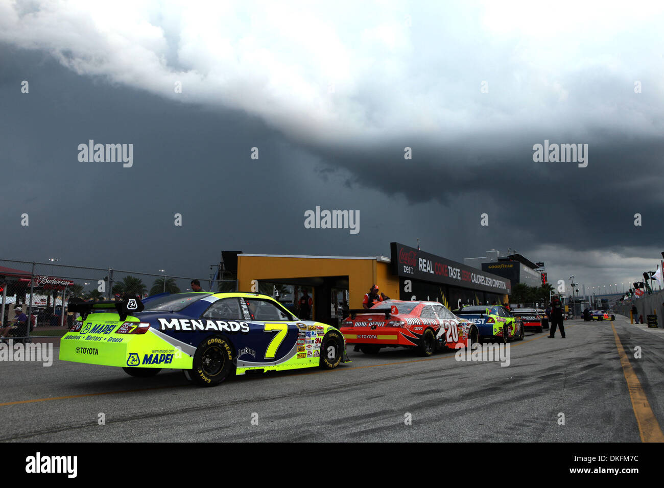 2. Juli 2009 - Daytona Beach, Florida, USA - Autos auf die Strecke vor einem regen Verzögerung bei der NASCAR Coke Zero 400-Training am Donnerstag, 2. Juli 2009 auf dem Daytona International Speedway in Daytona Beach, FL. geben vorbereiten (Credit-Bild: © Alex Menendez/Southcreek Global/ZUMA Press) Stockfoto