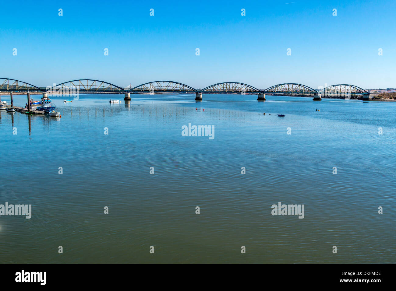 Eisenbahnbrücke über den Fluss in Portimao Portugal Stockfoto