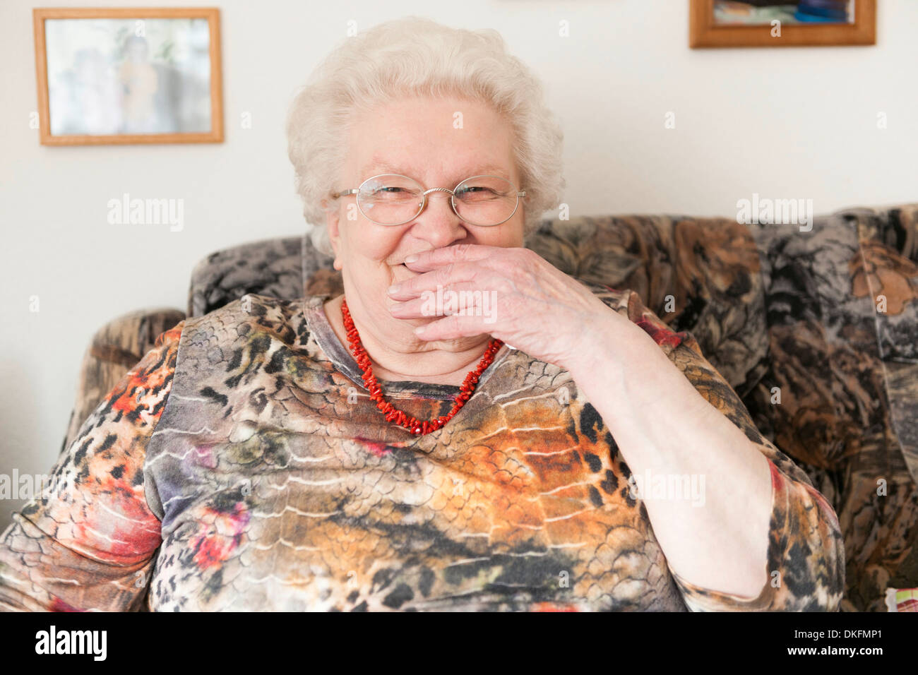 Lächelnde Frau mit Brille, Porträt Stockfoto