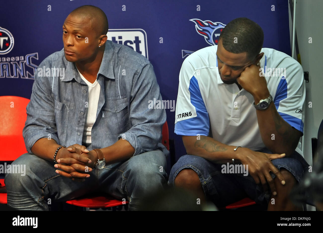 Ehemaligen Titans Eddie George, links, und Brad Hopkins sitzen und lauschen Sie Titanen Head Coach Jeff Fisher spricht über den Tod von Steve McNair während einer Pressekonferenz am Baptist Sportpark in Nashville, Tennessee, Montag, 6. Juli 2009. (Kredit-Bild: © Tennessean/ZUMA Press) Stockfoto