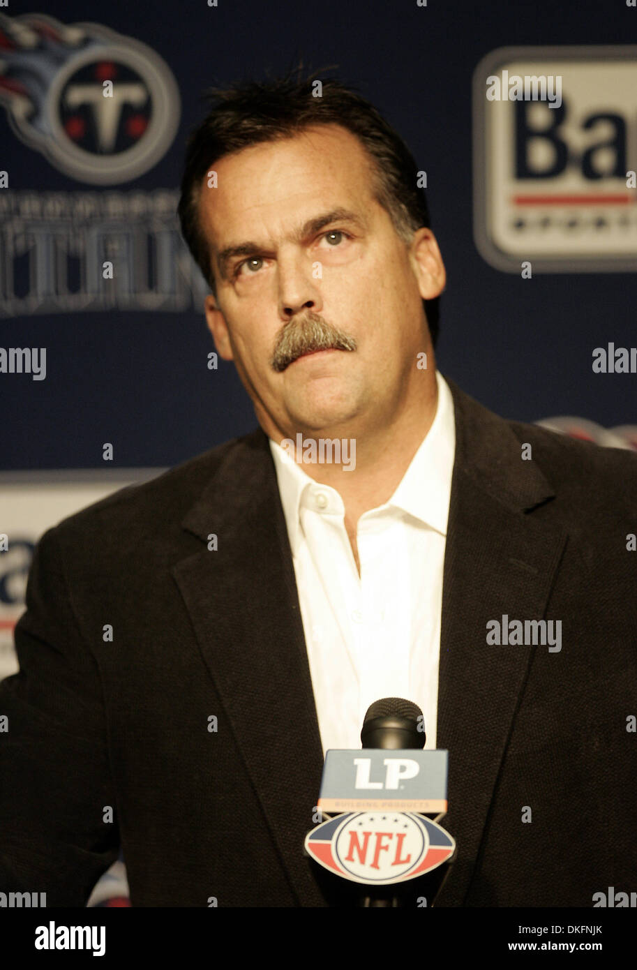 Titanen Head Coach Jeff Fisher spricht über den Tod von Steve McNair während einer Pressekonferenz am Baptist Sportpark in Nashville, Tennessee, Montag, 6. Juli 2009. (Kredit-Bild: © Tennessean/ZUMA Press) Stockfoto