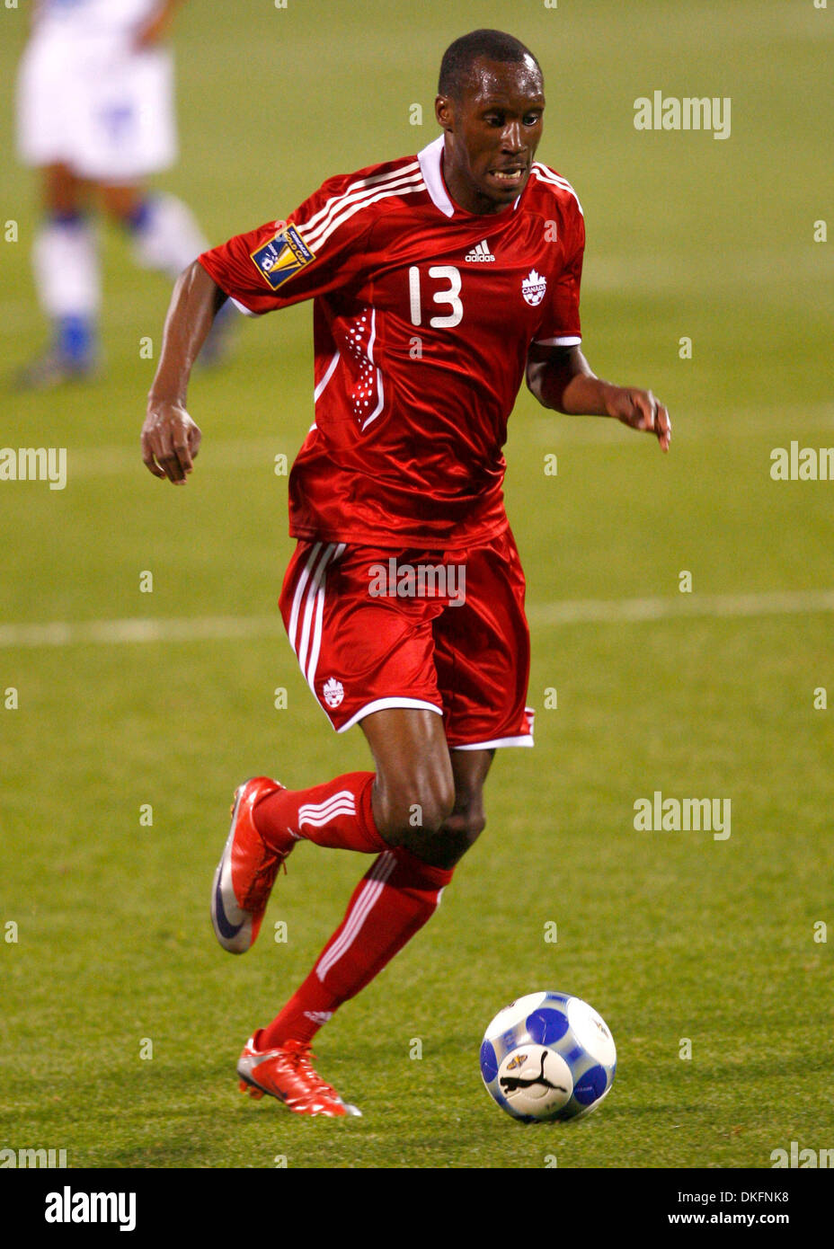 7. Juli 2009 - bringt Columbus, Ohio, USA - Fußball - Kanada Mittelfeldspieler ATIBA HUTCHINSON (13) den Ball nach unten Feld gegen El Salvador während der 2009 CONCACAF Gold Cup im Crew-Stadion in Columbus, OH. Kanada gewann 1: 0. (Kredit-Bild: © Frank Humberto Victores/Southcreek Global/ZUMA Press) Stockfoto