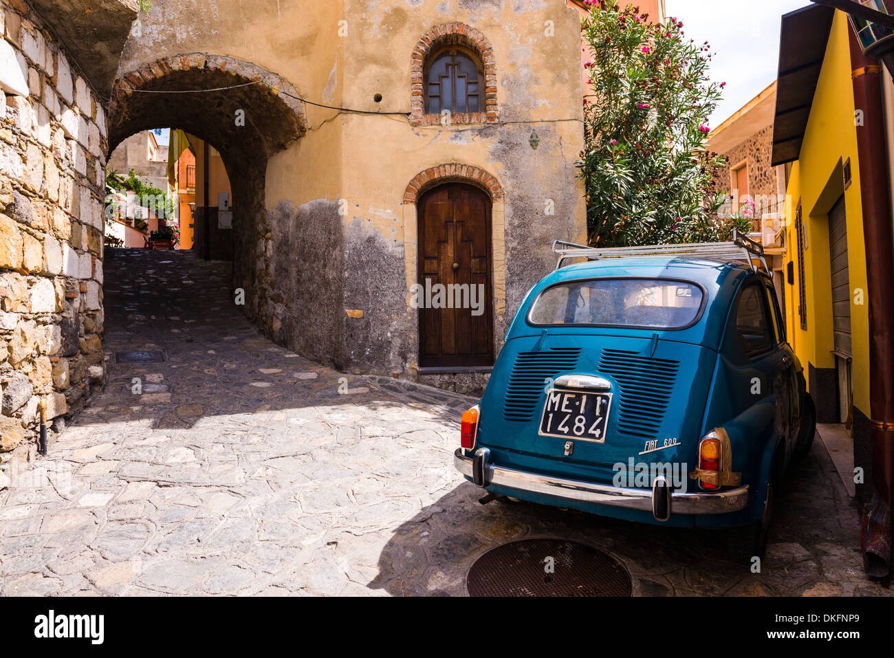 Fiat 600 in der gepflasterten Seitenstraße von Castelmola ein typisch sizilianisches Dorf in der Nähe von Taormina, Sizilien, Italien, Europa Stockfoto