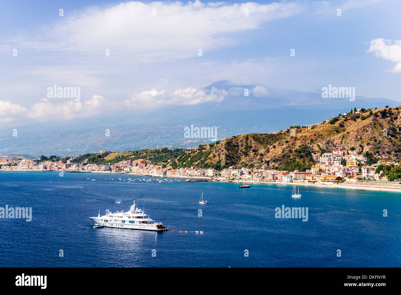 Giardini Naxos Bucht, Luxus-Yacht vor Mount Vulkan Ätna, Taormina, Sizilien, Italien, Mittelmeer, Europa Stockfoto