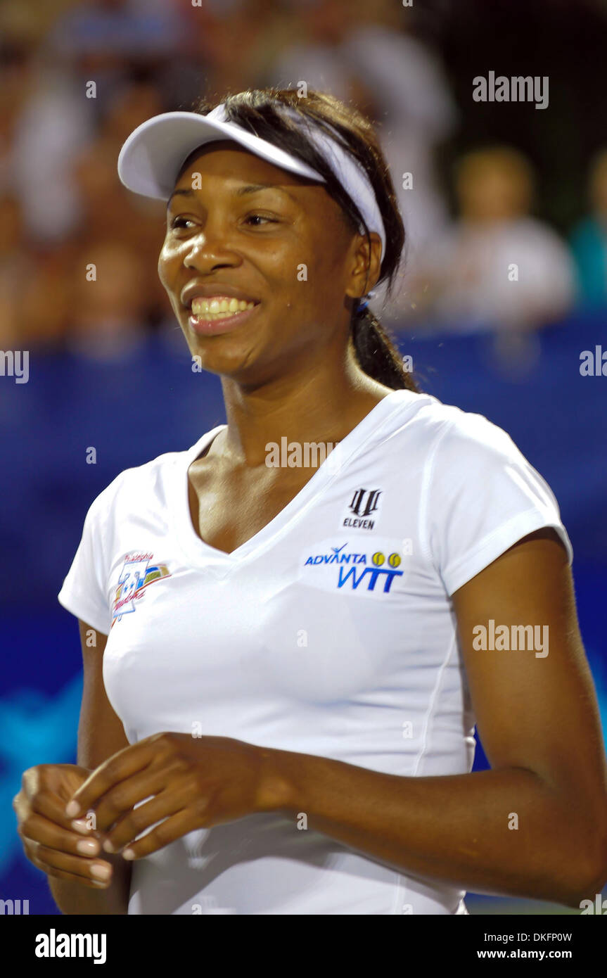 8. Juli 2009 lächelt - King Of Prussia, Pennsylvania, USA - Philadelphia Freiheit VENUS WILLIAMS zu einer Masse während eines Spiels mit Angela Haynes der Sacramento Hauptstädte. Williams, die ihr zweites Spiel für die WTT-Freiheiten spielte nach dem Sieg im Doppel mit ihrer Schwester Serena in Wimbledon Meisterschaft hatte eine harte Zeit, fünf von sechs Spielen gegen ihre Gegnerin zu verlieren. (Kredit Imag Stockfoto