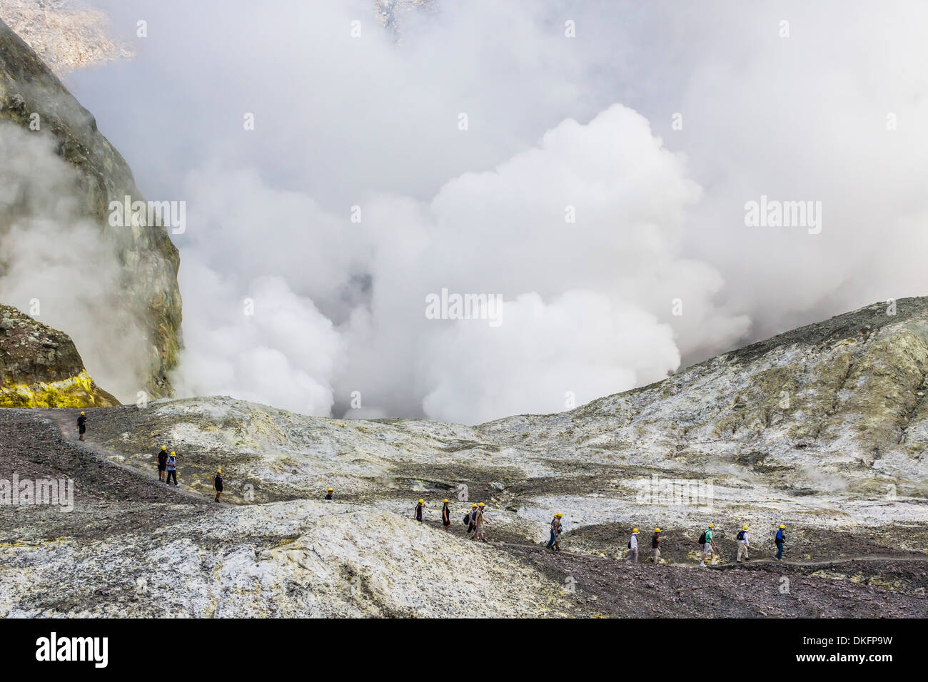 Besucher auf eine aktive Andesit Stratovulkan auf White Island, North Island, Neuseeland, Pazifik Stockfoto
