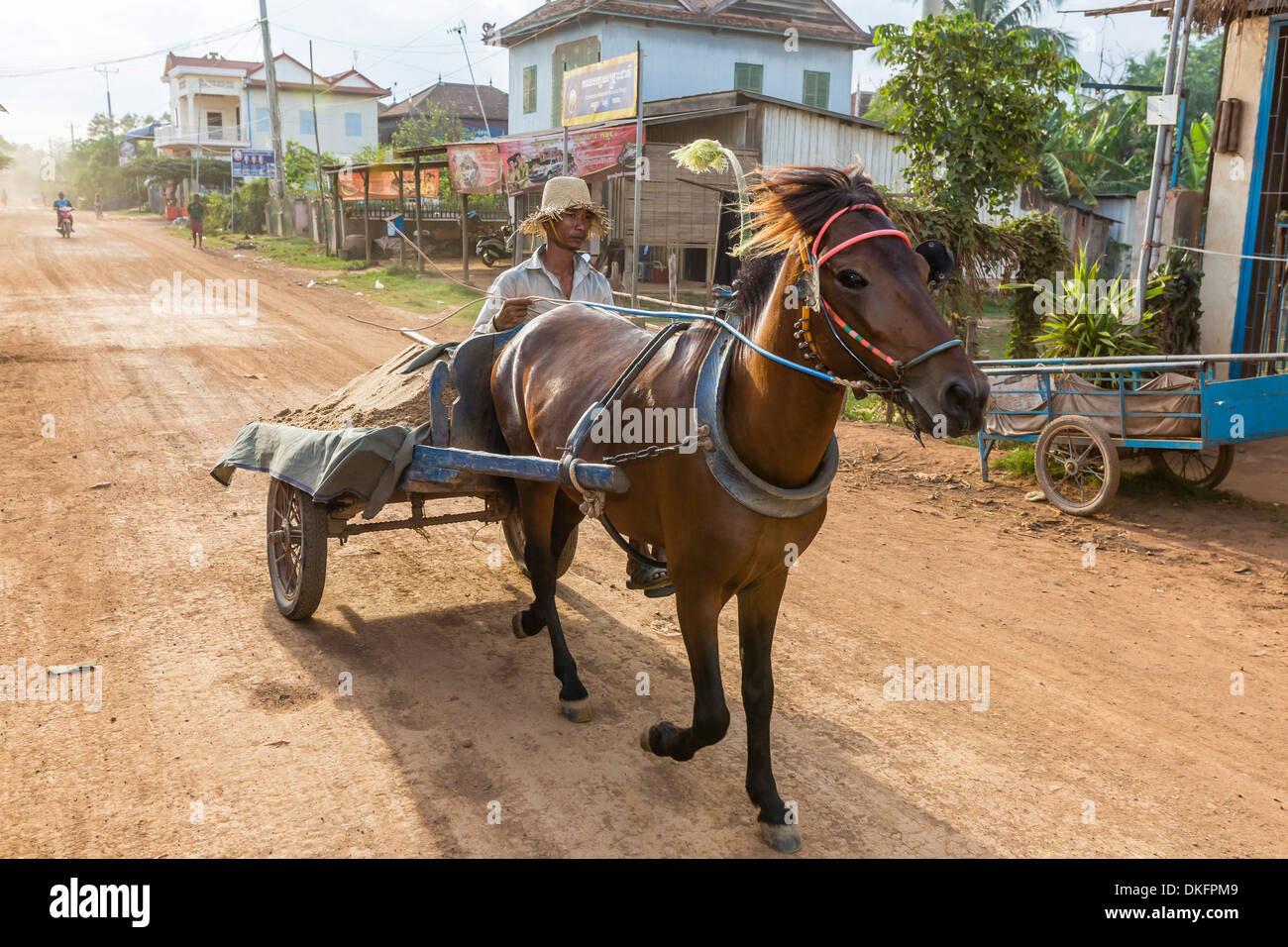 Pferdekutsche Warenkorb in das Dorf von Angkor Verbot, an den Ufern des Mekong-Flusses, Provinz Battambang, Kambodscha, Südost-Asien Stockfoto