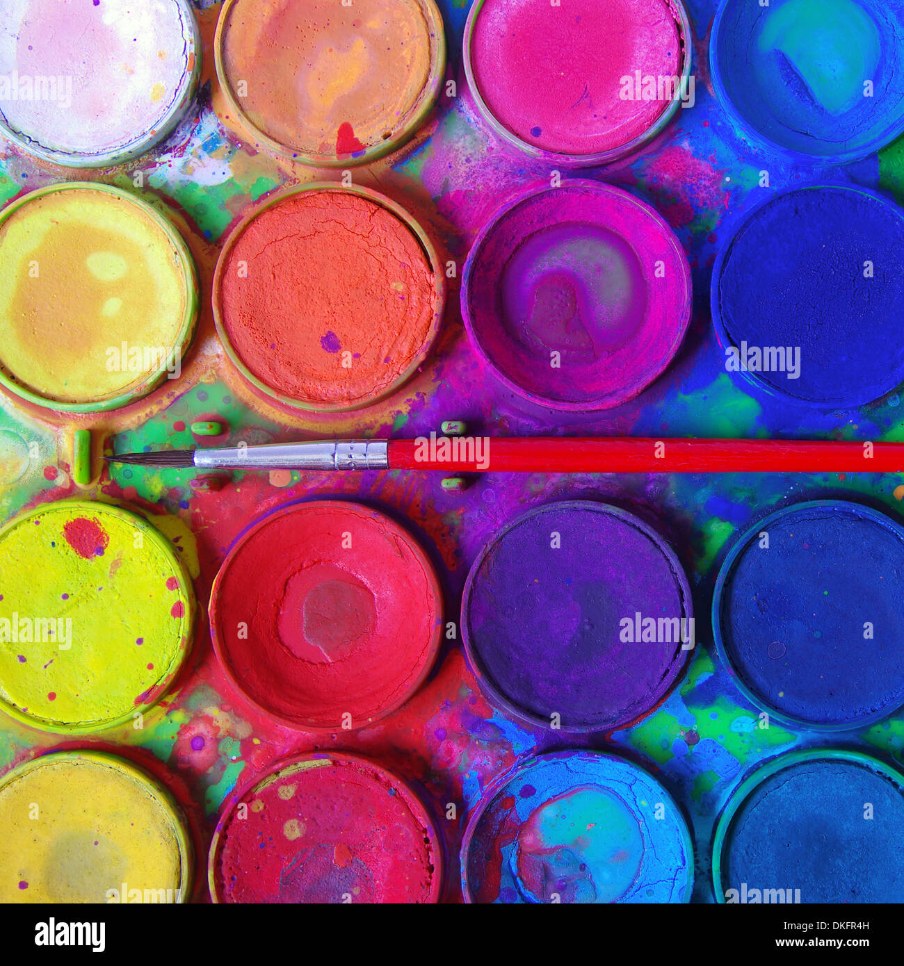Nahaufnahme von unordentlich, verwendet Aquarell Malkasten und Farbe Pinsel. Stockfoto