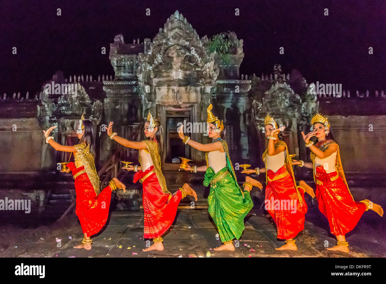 Traditionelle Apsara Tanzvorführung am Banteay Samre Tempel bei Nacht, Provinz Siem Reap, Kambodscha, Angkor, der UNESCO Stockfoto