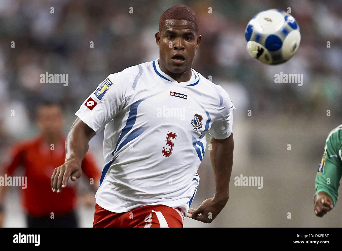 10. Juli 2009 MIAS - Houston, Texas, USA - ROMAN TORRES (#5) von Panama, um die Kontrolle über einen tiefen Pass in Mexico-Territorium.  Panama und Mexiko 1: 1 im Reliant Stadium gebunden. (Kredit-Bild: © Diana Porter/Southcreek Global/ZUMA Press) Stockfoto