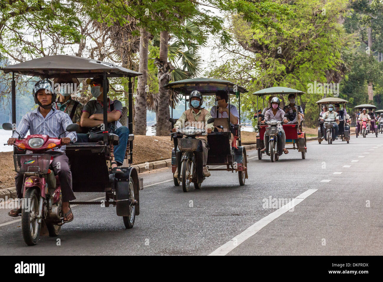 Tuk-Tuks voller Touristen auf dem Weg nach Angkor Wat, Angkor, Provinz Siem Reap, Kambodscha, Indochina, Südostasien, Asien Stockfoto
