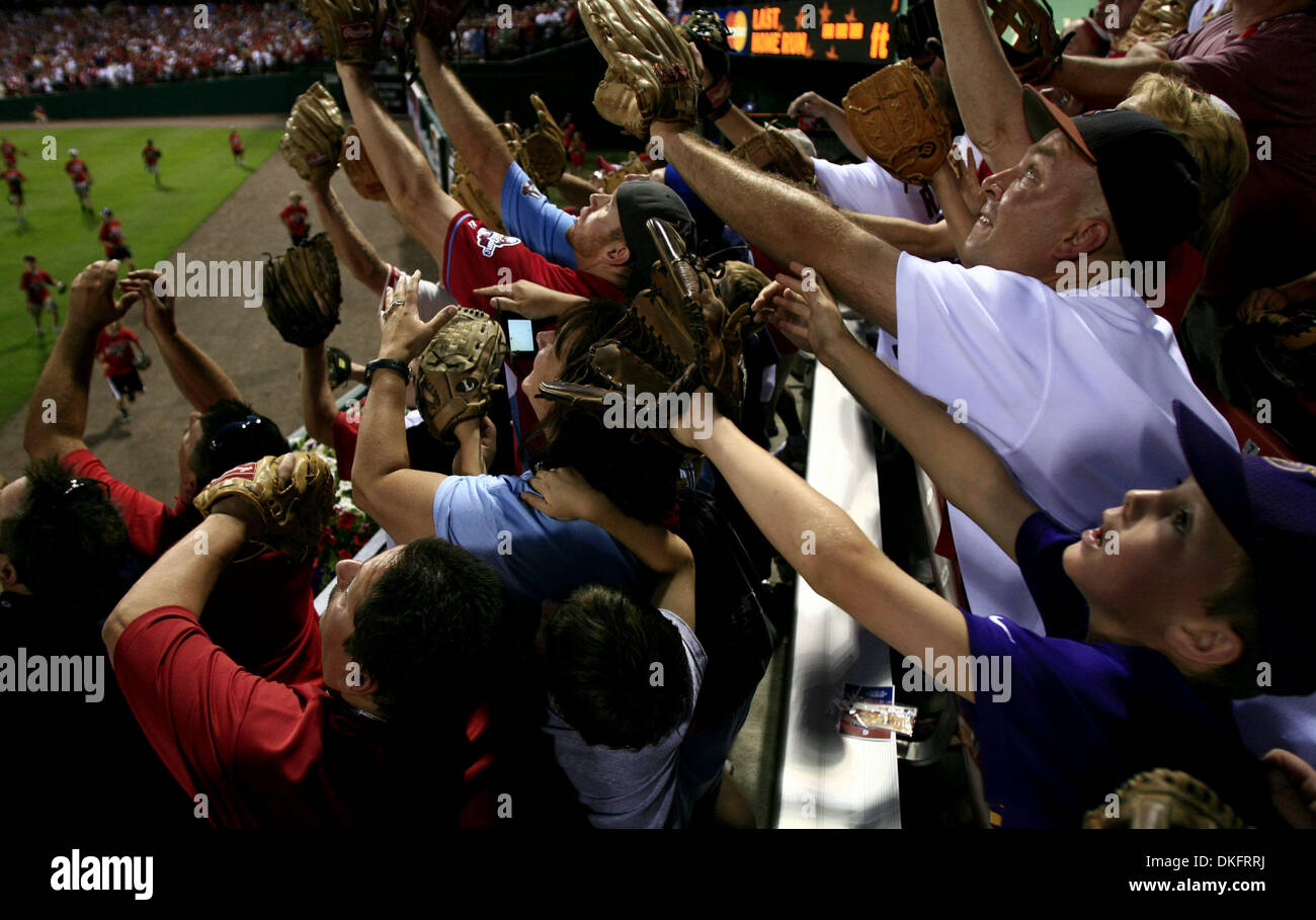 13. Juli 2009 - St. Louis, Missouri, USA - Erik Barthel von St. Louis, mitten im weißen Hemd in der ersten Runde an der 2009 All-Star State Farm Home Run Derby im Busch Stadium. (Kredit-Bild: © Laurie Skrivan/St. Louis Post-Dispatch/ZUMA Press) Einschränkungen: * Alton, Belleville, Edwardsville, Moline, Felseninsel (Illinois) Zeitungen und USA Boulevardpresse Rechte heraus * Stockfoto