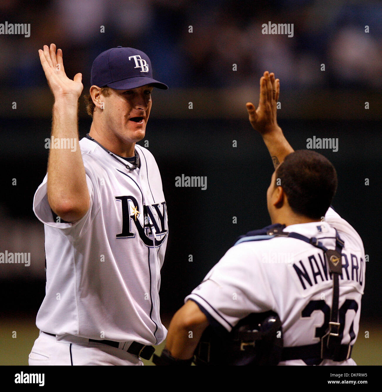 DIRK SHADD |   Times.SP 305674 SHAD RAYS 13 (10.07.2009 St. Petersburg) Tampa Bay Rays ab Krug Jeff Niemann und Catcher Dioner Navarro feiern immer das Finale, wie Niemann Stellplätze ein komplettes Spiel gegen die Oakland Athletics mit einem Endstand von 6: 0 im Tropicana Field in St. Petersburg Freitag evening(07/10/09) ausgesperrt. [DIRK SHADD Zeiten] (Kredit-Bild: © St.. Stockfoto