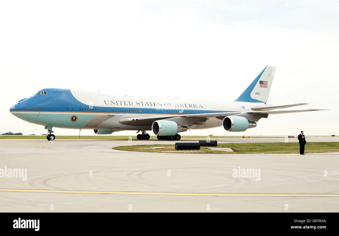 14. Juli 2009 - St. Louis, Missouri, USA - Präsident BARACK OBAMA auf der Air Force One Am Lambert-St. Louis International Airport kommt Dienstag um zu werfen, die erste Seillänge an der 2009 Major League Baseball All-Star Game im Busch Stadium. (Kredit-Bild: © John L. White/St. Louis Post-Dispatch/ZUMA Press) Einschränkungen: * Alton, Belleville, Edwardsville, Moline, Felseninsel (Illinois) Ne Stockfoto