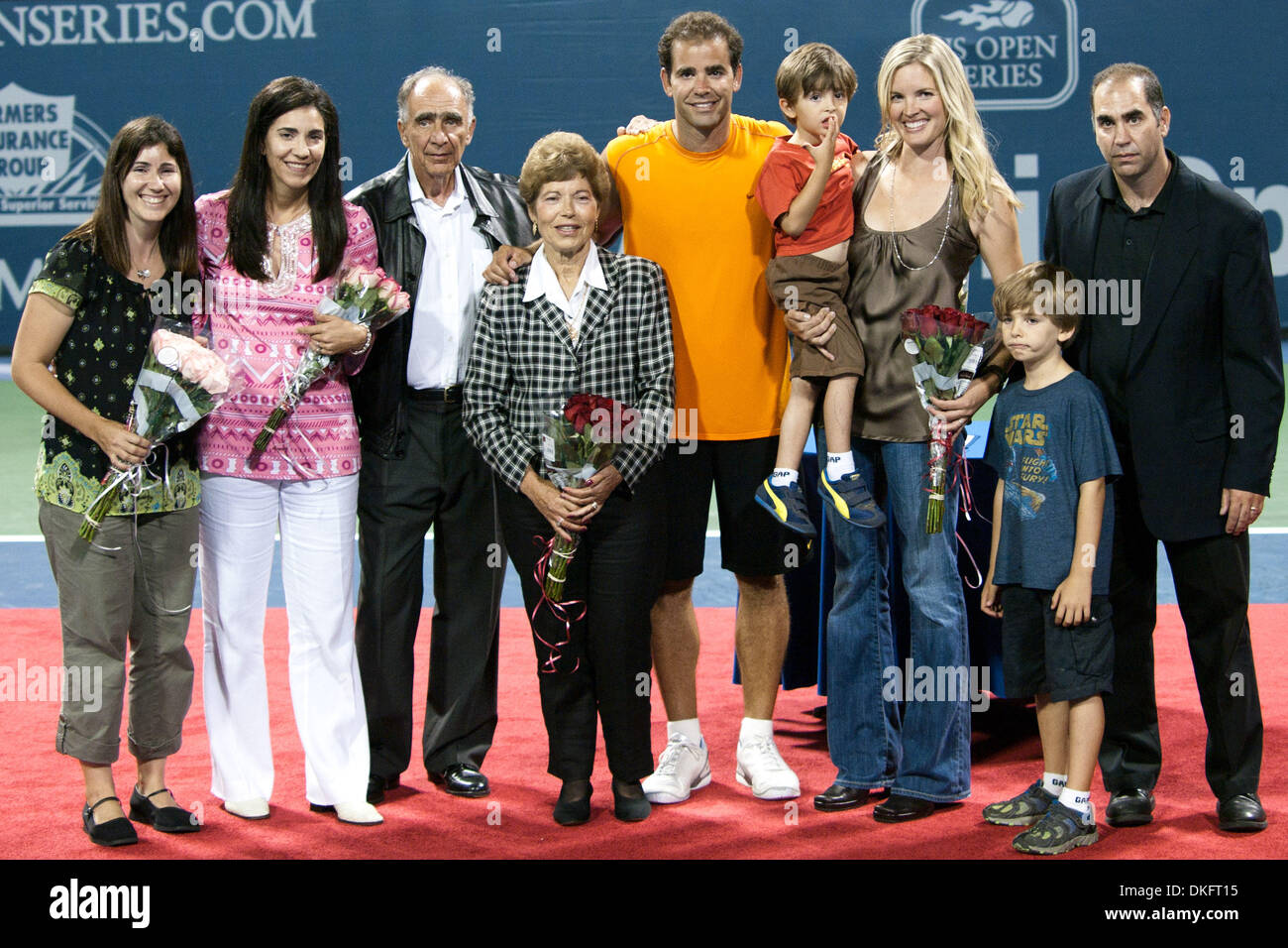 27 Juli 2009 Westwood Kalifornien Vereinigte Staaten Von Amerika Pete Sampras Mitte Mit Frau Bridgette Wilson 3 R Und Der Rest Der Familie Nach La Tennis Open Millennium Challenge Kredit Bild C