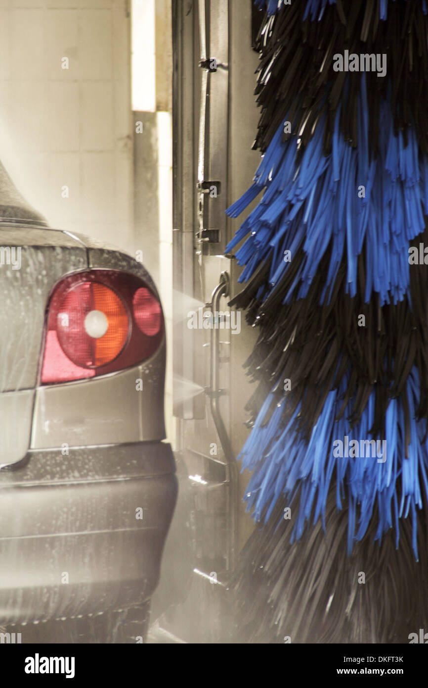 Autowaschanlage Mit Motorwäsche In Der Nähe In der autowaschanlage -Fotos und -Bildmaterial in hoher Auflösung – Alamy