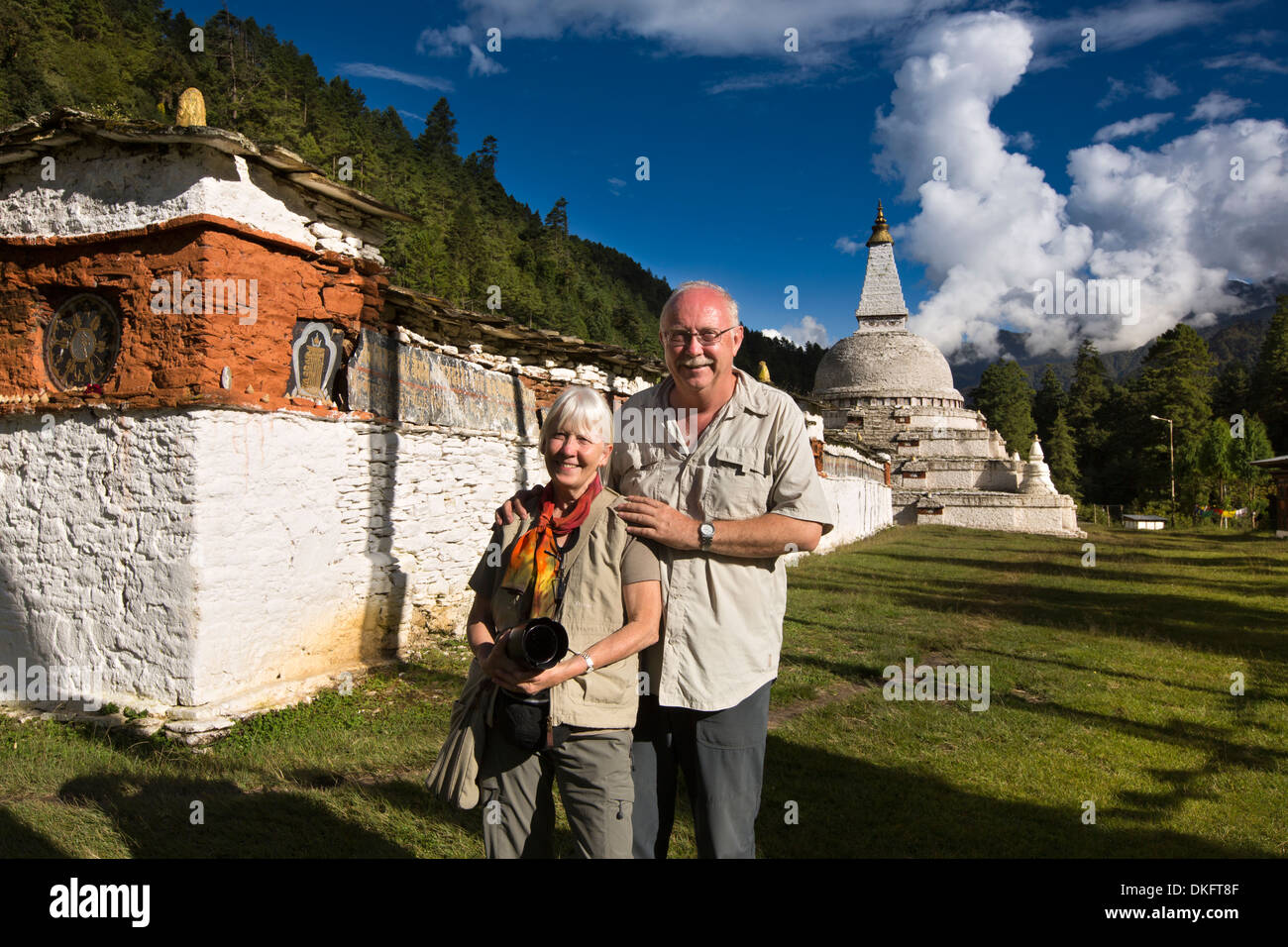 Bhutan, Pele La Pass, ältere westliche Touristen Chendebji buddhistischen Chorten Stockfoto