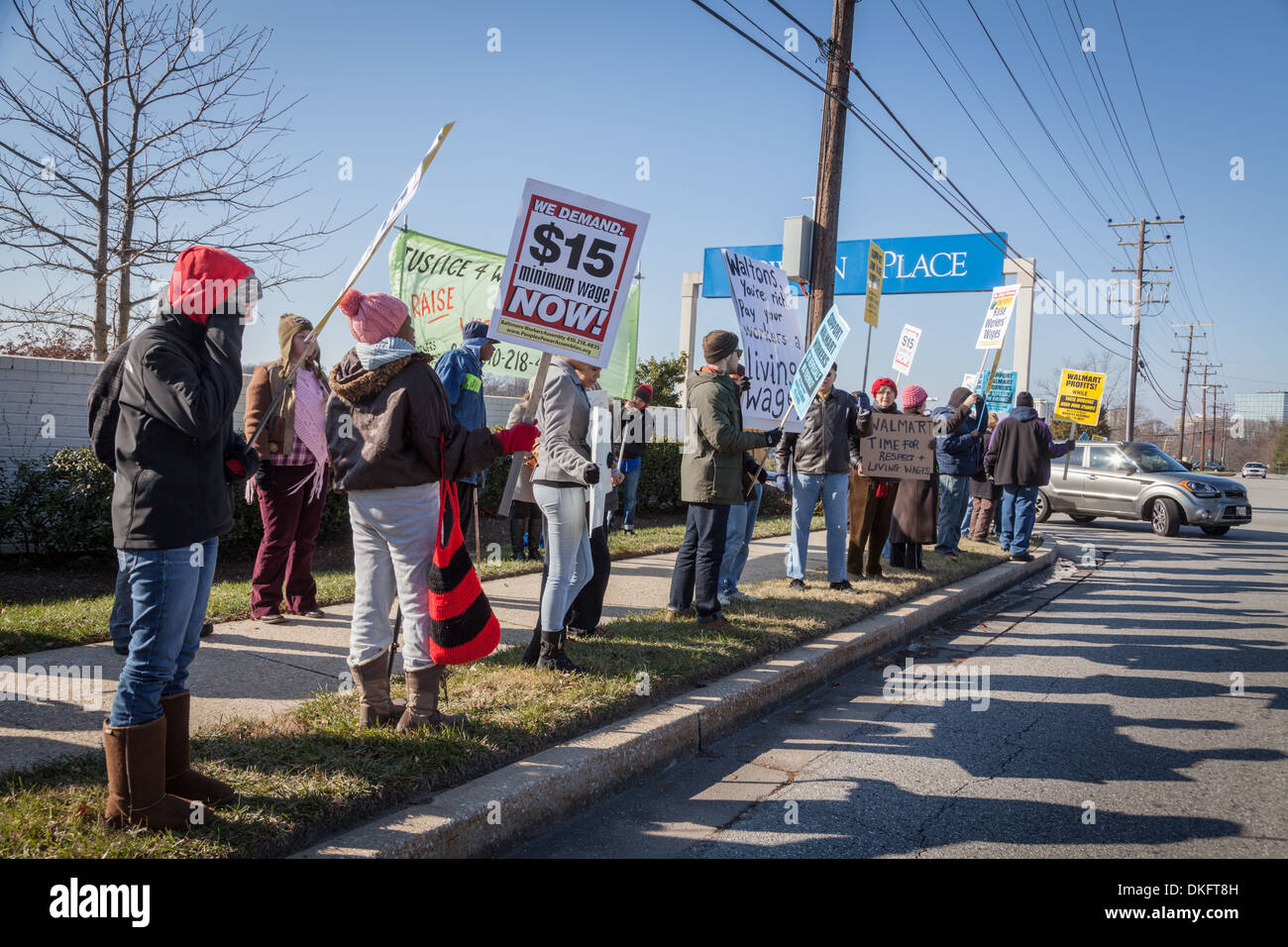 Schwarzer Freitag Anti-Walmart Protest, existenzsichernde Löhne, Towson, Maryland, Baltimore County zu unterstützen. Stockfoto