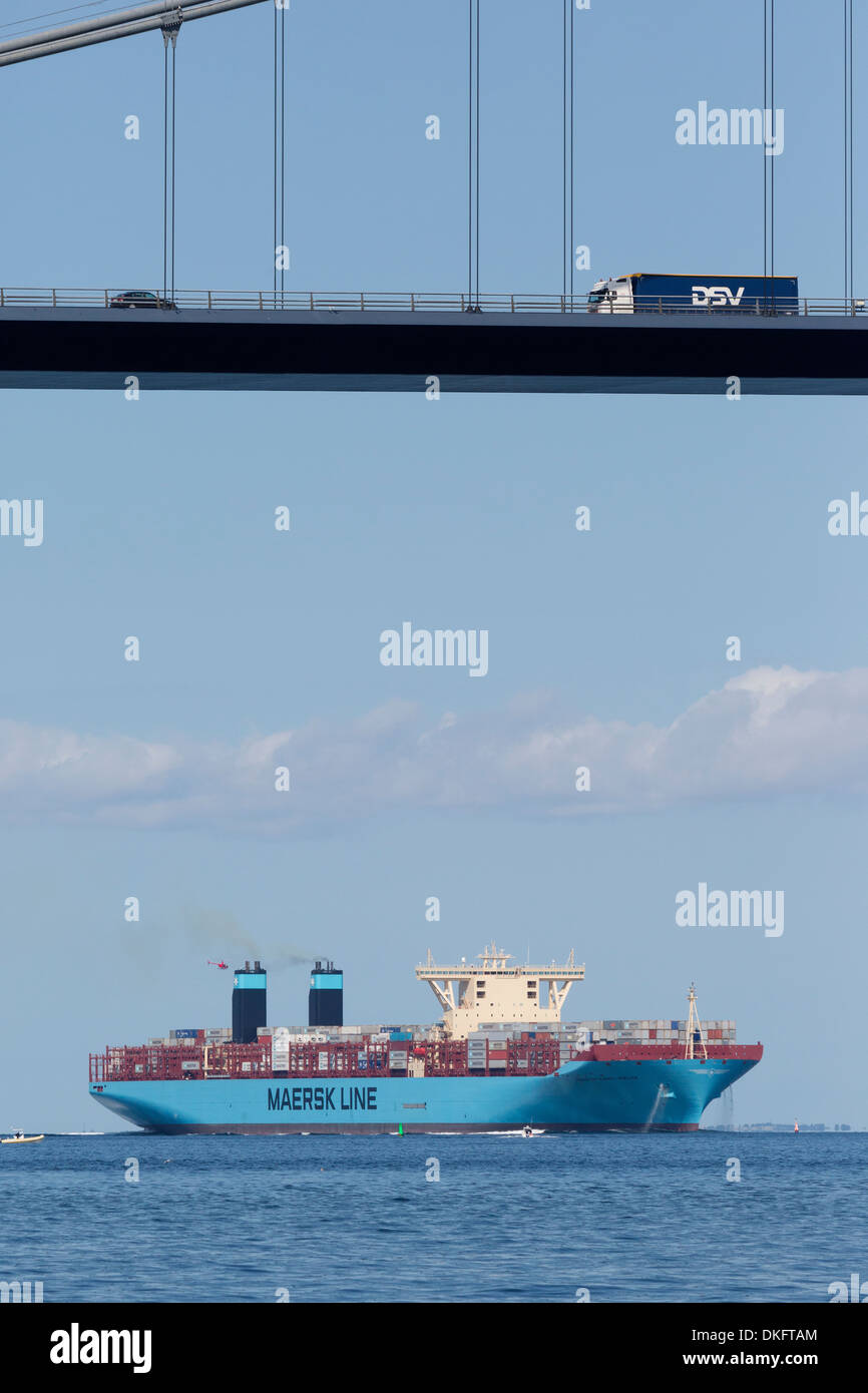 Die ersten zwanzig Triple-E 18.200 TEU Containerschiffe, M/V Mærsk Mc-Kinney Møller, unterquert die große-Belt-Brücke. Stockfoto