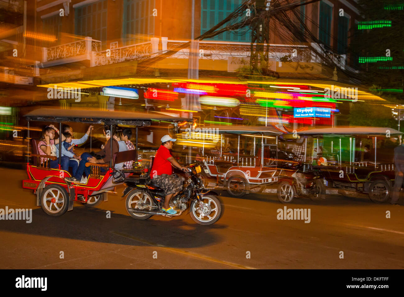 Bewegungsunschärfe Bild von einem Tuk-Tuk in der Nacht in der Hauptstadt Stadt Phnom Penh, Kambodscha, Asien, Südostasien, Indochina Stockfoto