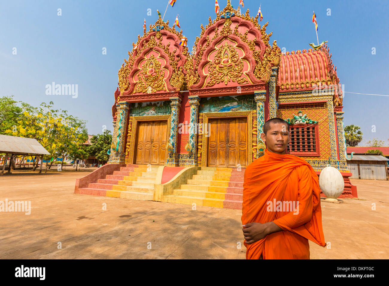 Junge buddhistische Mönch im Wat (Phnom) Hanchey auf dem Mekong River, Provinz Kampong Cham, Kambodscha, Südost-Asien Stockfoto