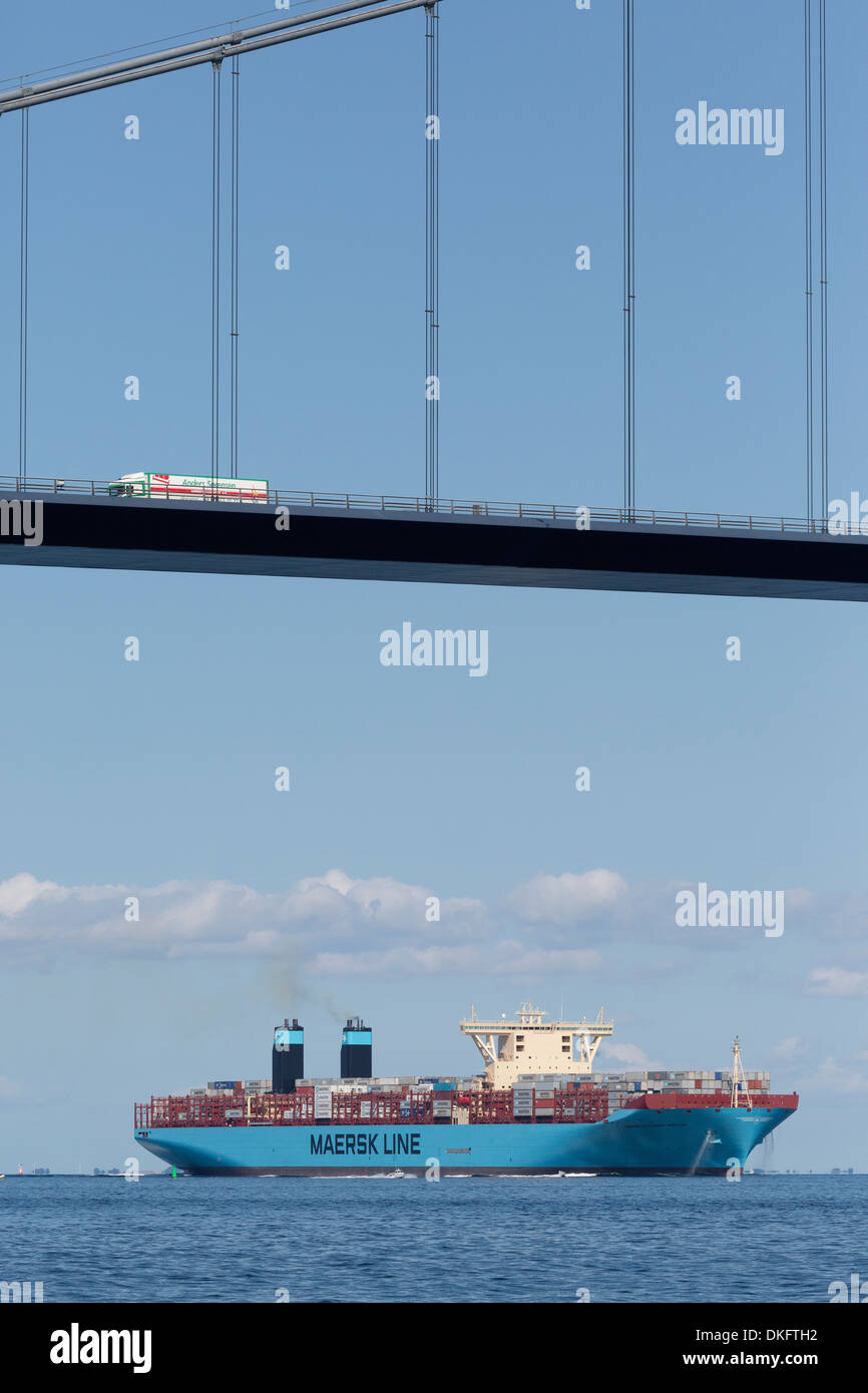 Die ersten zwanzig Triple-E 18.200 TEU Containerschiffe, M/V Mærsk Mc-Kinney Møller, unterquert die große-Belt-Brücke. Stockfoto