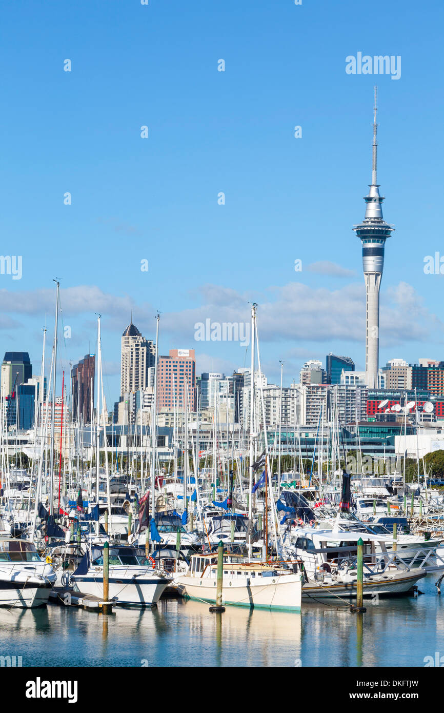 Westhaven Marina und Stadt Skyline, Waitemata Harbour, Auckland, Nordinsel, Neuseeland, Pazifik Stockfoto