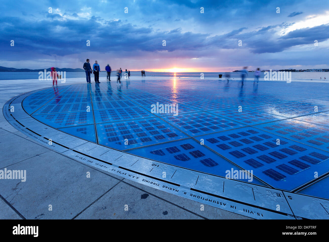Installation Gruß an die Sonne von Nikola Basic bei Sonnenuntergang, Zadar, Dalmatien, Kroatien, Europa Stockfoto