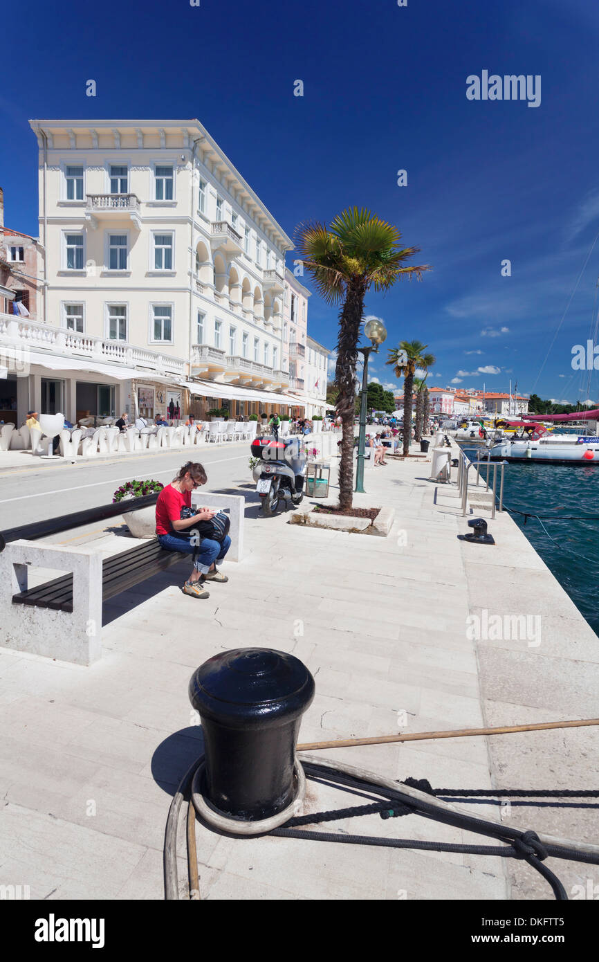 Promenade am Hafen von Porec, Istrien, Kroatien, Europa Stockfoto