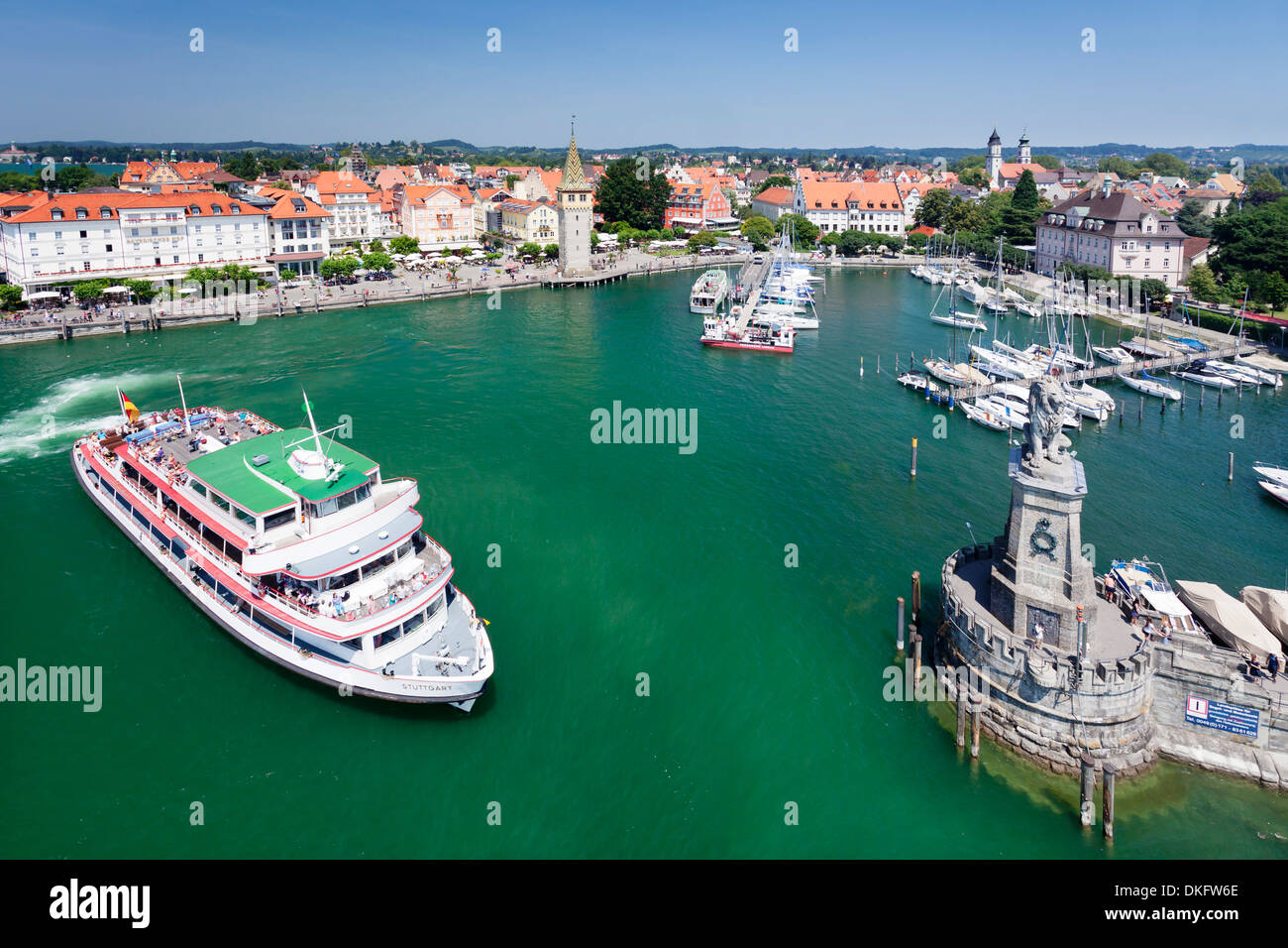Ausflugsschiff im Hafen mit der Altstadt und die Skulptur des Bayerischen Löwen, Lindau, Bodensee, Bayern, Deutschland Stockfoto