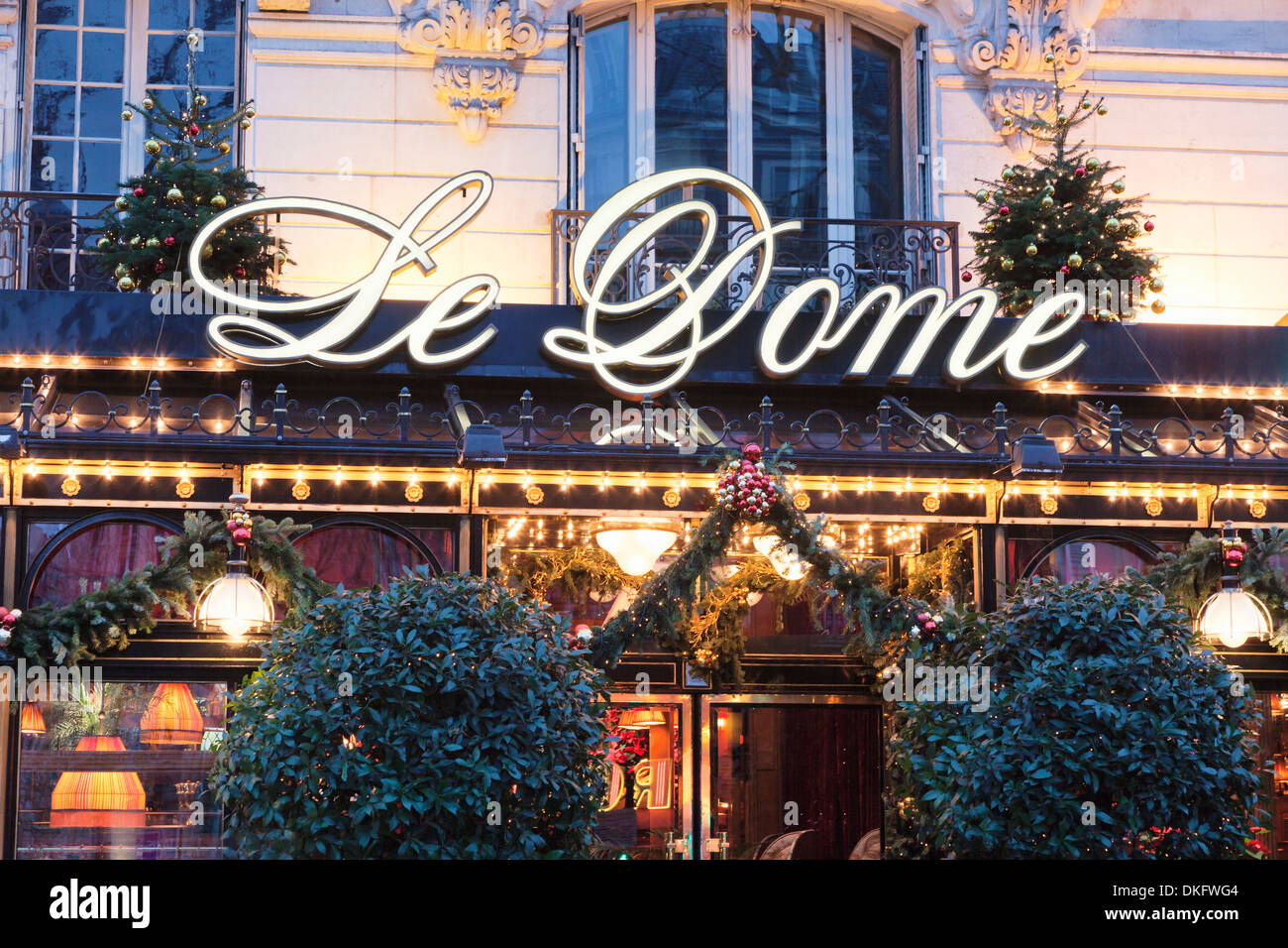 Cafe Le Dome zur Weihnachtszeit, Montparnasse, Paris, Île-de-France, Frankreich Stockfoto