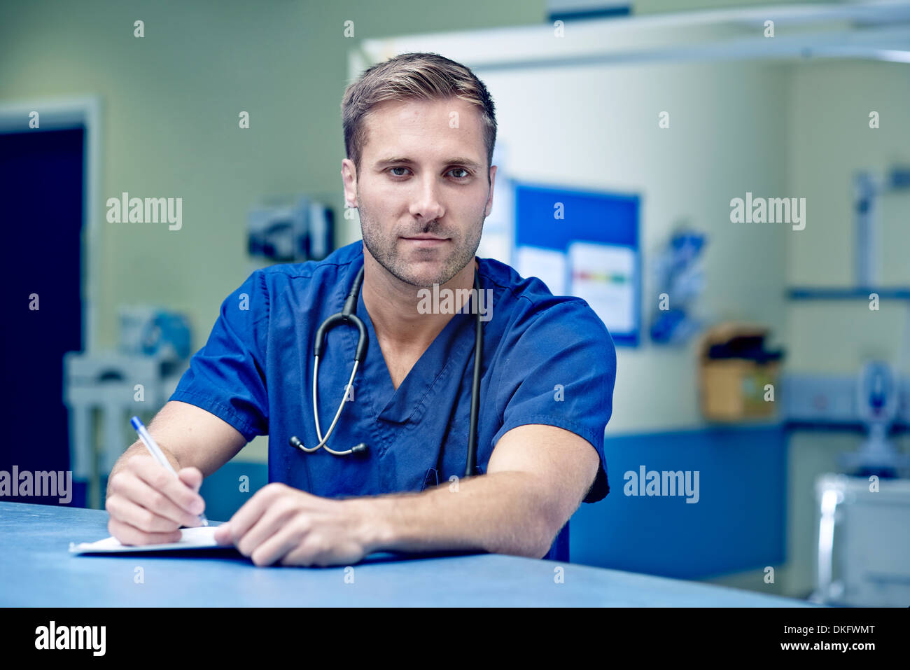 Porträt von männlichen Arzt medizinische Notizen verfassen Stockfoto