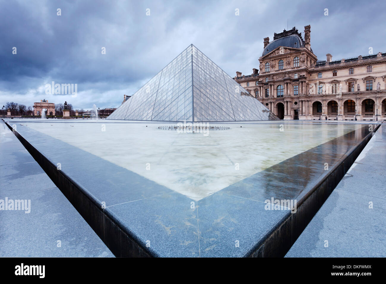 Louvre-Museum und Pyramide, Paris, Île-de-France, Frankreich Stockfoto
