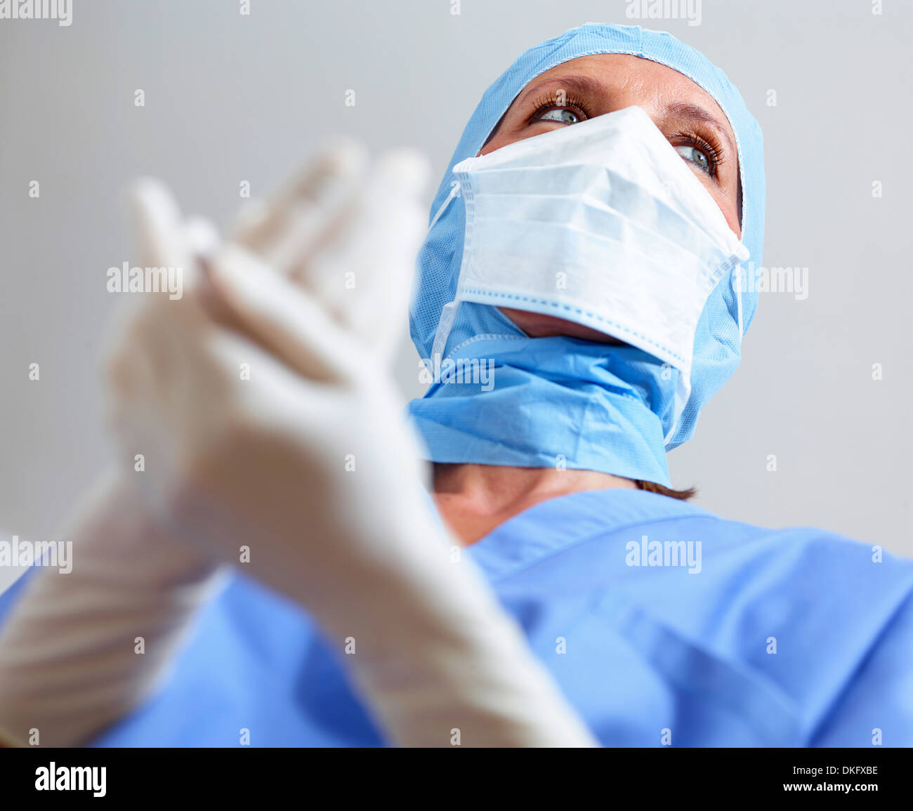 Chirurg zusammen Hände umklammern Stockfoto