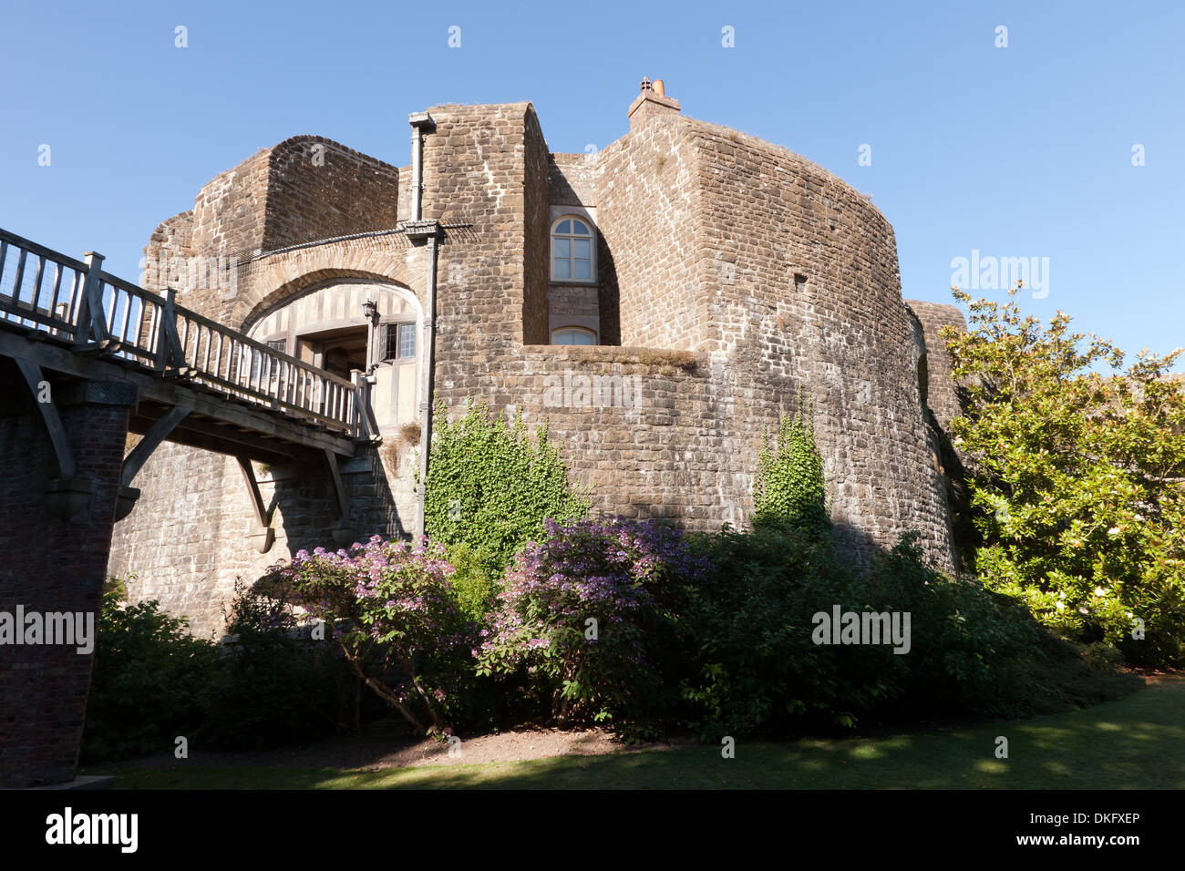 Blick auf eine der halbkreisförmigen Bastionen im Walmer Castle, entnommen aus den trockenen Graben. Stockfoto