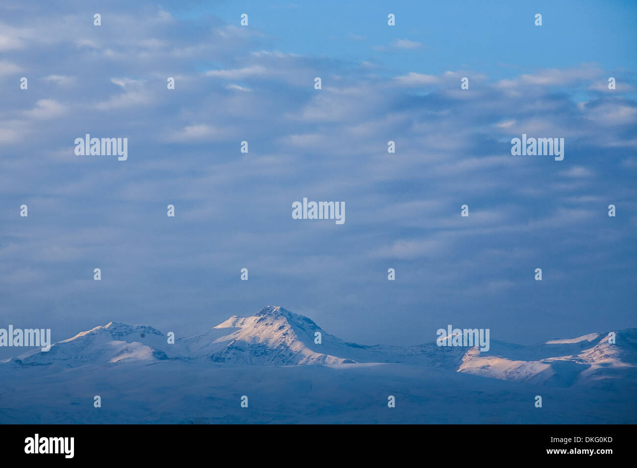 Schneeberg-Landschaft mit blauem Himmel aus Armenien Stockfoto