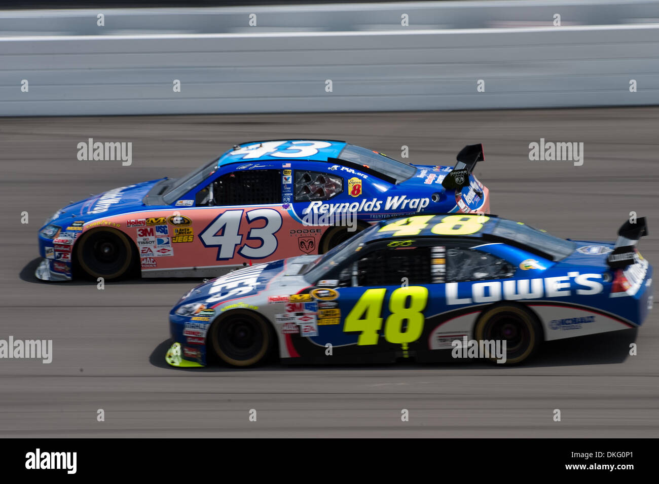 14. Juni 2009 - Brooklyn, Michigan, Vereinigte Staaten von Amerika - 14. Juni 2009: Jimmie Johnson (#48 Lowe Chevrolet) runden Reed Sorenson (#43 Reynolds Wrap Dodge) bei Lifelock 400 auf dem Michigan International Speedway in Brooklyn, MI... NUR zu redaktionellen Zwecken * (Kredit-Bild: © Alan Ashley/Southcreek Global/ZUMApress.com) Stockfoto