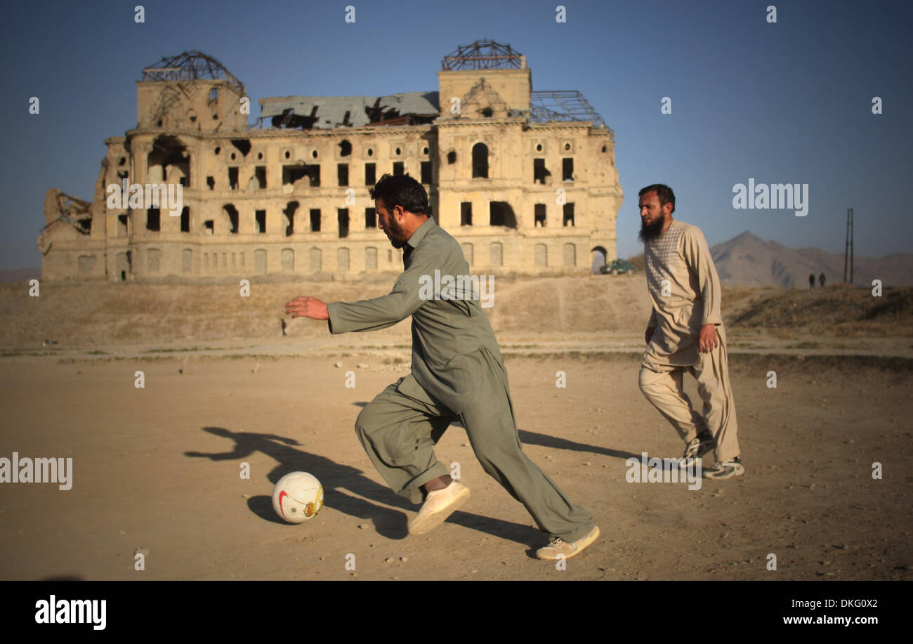 Afghanischen Männer spielen Fußball vor dem Darlamane Palast in Kabul, Afghanistan am 4. Dezember 2013. (Xinhua/Ahmad Massoud) (Jl) Stockfoto