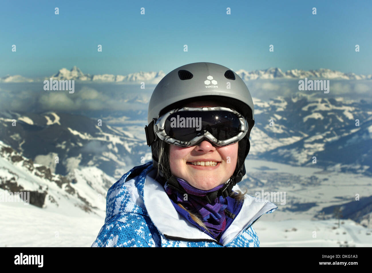 Mädchen im Helm im Skiurlaub, Kitzsteinhorn, Zell am See, Österreich Stockfoto