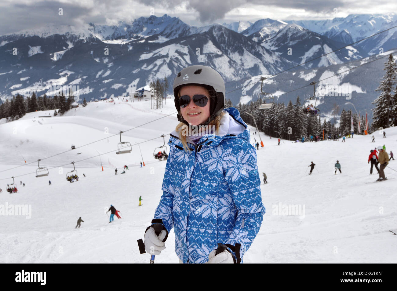 Teenager-Mädchen im Skiurlaub, Zell am See, Österreich Stockfoto