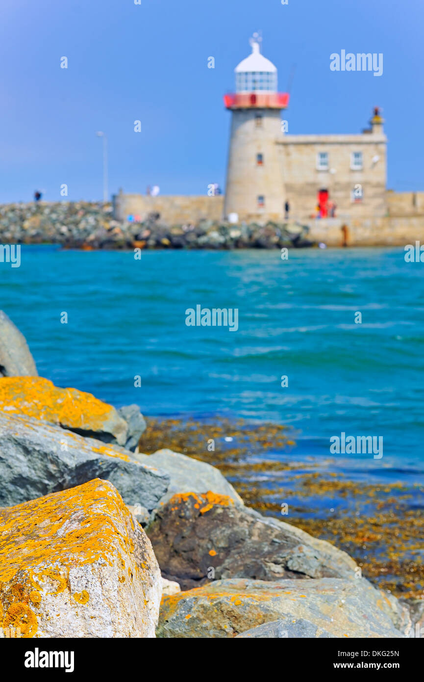 LEUCHTTURM IN HOWTH HAFEN IN IRLAND Stockfoto