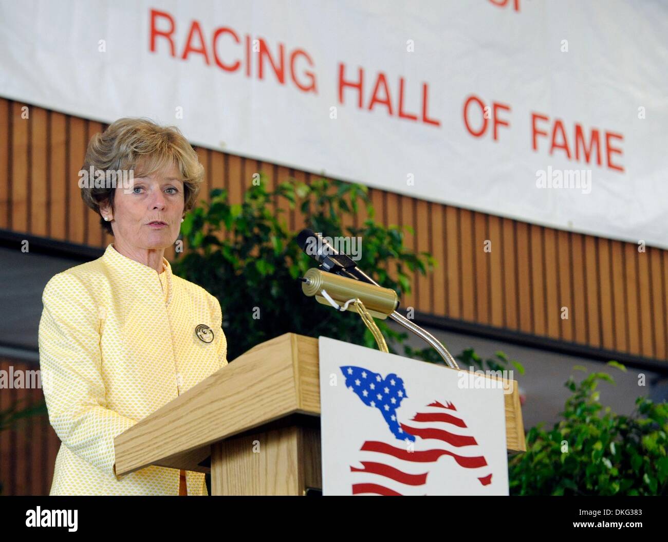 14. August 2009 - Saratoga Springs, New York, USA - 2009 Hall des Ruhmes Eingezogenes und erste weibliche Trainer aufgenommen, JANET ELLIOT spricht im Rahmen der 2009 National Museum of Racing und Hall Of Fame Induktion Zeremonie im Humphrey S. Finney Pavillion (Credit Bild: ZUMApress.com) Stockfoto