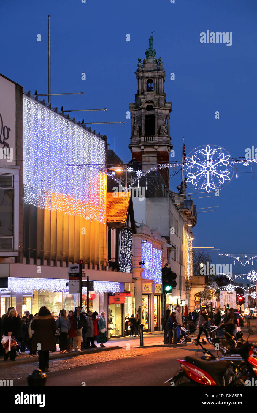 COLCHESTER HIGH STREET IN DEZEMBER MIT WEIHNACHTSLICHTER ZEIGT DER UHRTURM DES RATHAUSES Stockfoto