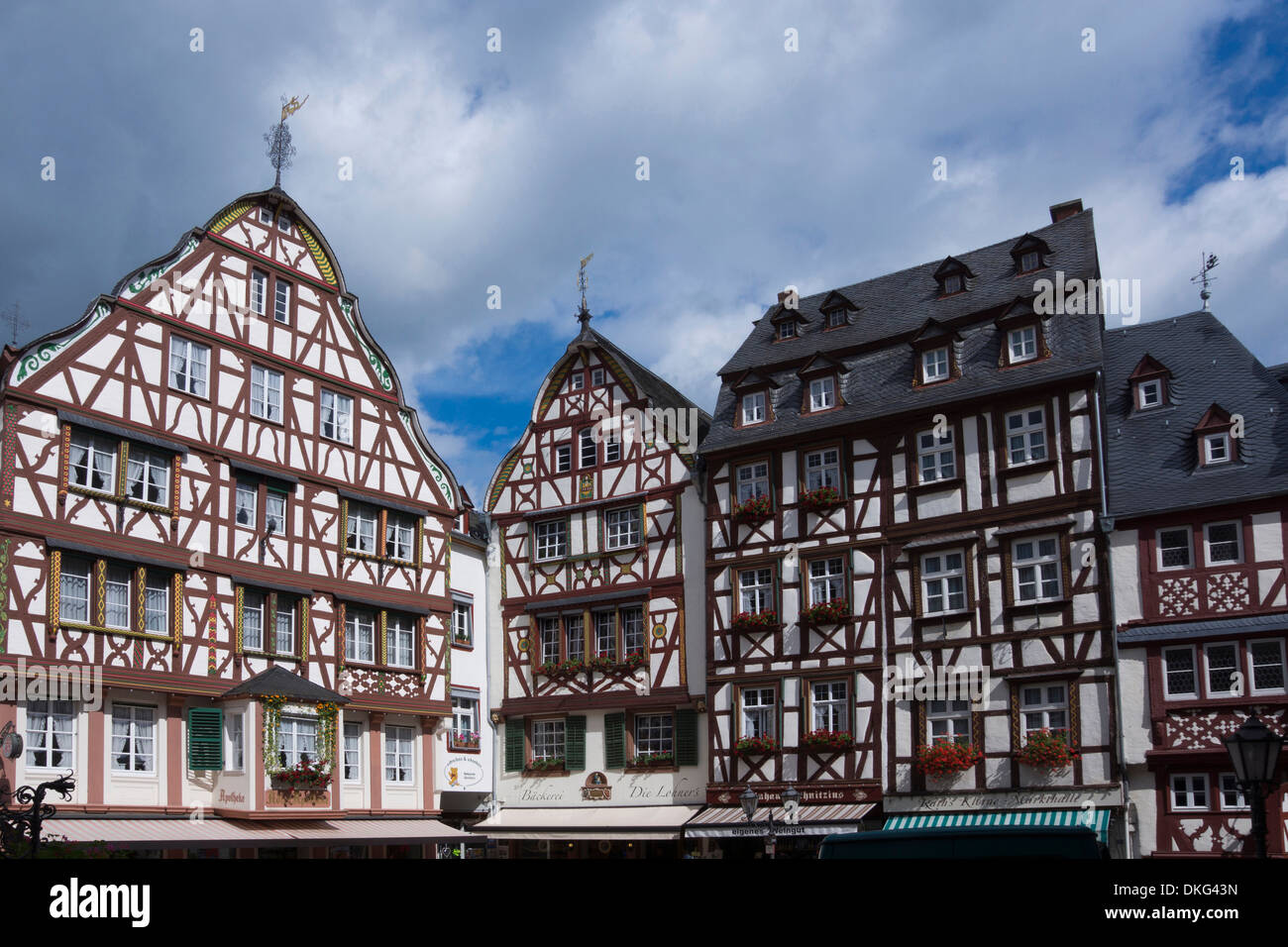 Fachwerkhäusern auf dem Markt Platz in Bernkastel Dorf Dorf Bernkastel-Kues, Mosel, Rheinland-Pfalz, Deutschland Stockfoto