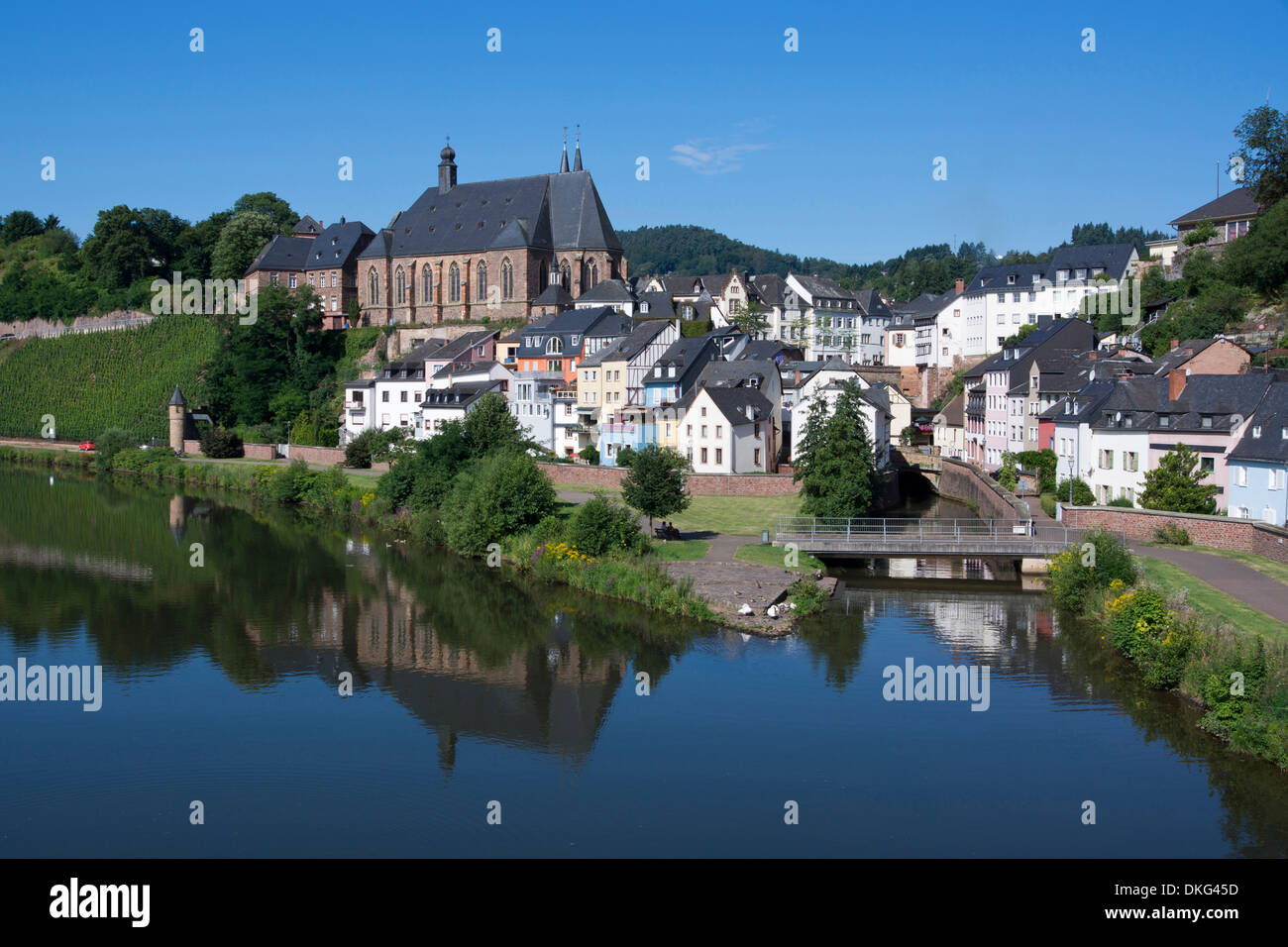 Blick über den Fluss Saar Saarburg Dorf mit Sankt Laurentius Kirche, Rheinland-Pfalz, Deutschland, Europa Stockfoto