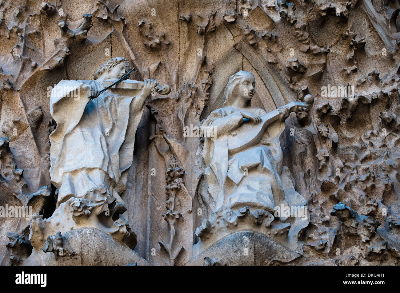 Plastische Details der Fassade der Geburt Christi, Violine und laute Spieler, Sagrada Familia, Barcelona, Katalonien, Spanien Stockfoto