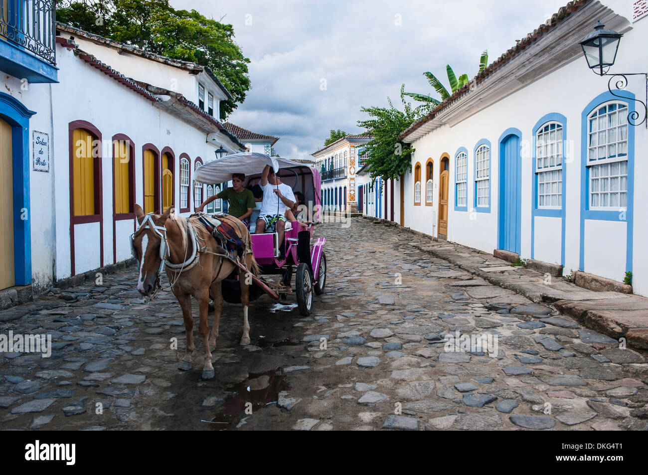 Pferdewagen mit Touristen fahren durch die Stadt von Paraty, Rio De Janeiro, Brasilien, Südamerika Stockfoto